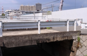 化けタヌキが出たと伝わるゴメン橋付近＝西宮市建石町