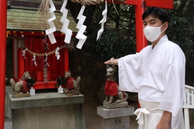 大崎稲荷を紹介する飯森隆光さん＝越木岩神社