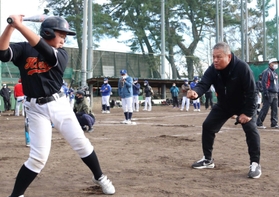熱心にバッティングを指導する金村義明さん（右）＝西宮市上大市５、報徳学園