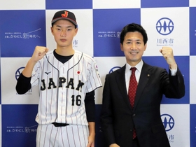 ８月にメキシコで開かれたＵ１５の世界大会に日本代表として出場した多田中３年の宮口龍斗選手（左）。越田謙治郎市長を表敬訪問した＝川西市役所