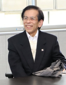 寄付する際に使ったマイバッグを手に、思いを語る古田喜久治さん＝２６日午前、伊丹市千僧１、伊丹市役所