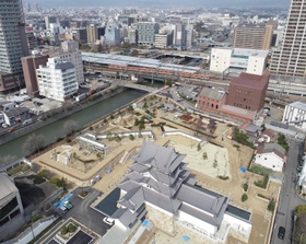 ２０１８年に再建された尼崎城。地域と一体になった観光促進に期待が高まる＝尼崎市北城内（ドローンで撮影）