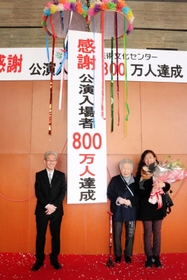 音符型の振り子時計などの記念品を贈った山下英之副館長（左）と来場者の古川みどりさん（右）とひさのさん（中央）＝西宮市高松町、県立芸術文化センター
