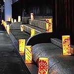 子どもたちが手作りした灯籠はライトアップされ、寺町に並べられる（提供）