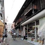 昭和の雰囲気が残る商店街＝尼崎市塚口本町１