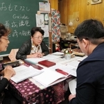 外国人観光客をおもてなししようと開いている英会話教室＝尼崎市塚口本町１