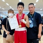 全日本ＵＪボクシング王座決定戦で、両親と優勝を喜ぶ永山銀次郎さん（伊丹市提供）