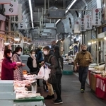 堂安選手の生まれ育った尼崎市杭瀬の中市場。古く重厚なアーケードの下に数多くの店舗が軒を連ねる。気さくな下町の雰囲気を愛する近隣住民は多い。