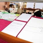 松岡享子さんが手がけた絵本「うれしいさんかなしいさん」の資料＝西宮市岡田山、神戸女学院大学