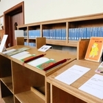 松岡さんが翻訳した「くまのパディントン」シリーズについて紹介する展示＝西宮市岡田山