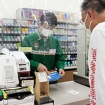 電子マネーを買い求める客役に店員は啓発シートを使って説得した＝尼崎市潮江１