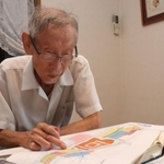 地図を見ながら砂かけ婆について語る市立尼崎高校の元教諭・天野一平さん＝尼崎市築地