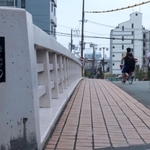 夕方の戎橋。４０メートルほどの片側一車線道路の両脇に歩道がある＝尼崎市築地５