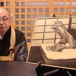 欣勝寺に伝わる「蛇の頭」の写真と谷口真弥住職＝三田市桑原 