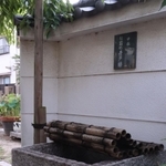 深正院に伝わるお菊井戸。水脈は戦後、国道４３号の整備で絶たれた＝深正院