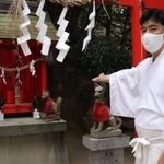 大崎稲荷を紹介する飯森隆光さん＝越木岩神社