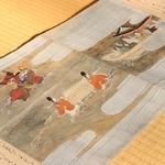 善通寺に伝わる秦武文の絵巻物。姫を救うため、海から現れた武者姿の武文の姿が描かれている＝尼崎市寺町、善通寺