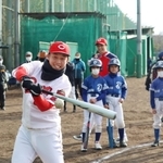 子どもらの前でバッティングを披露する小園海斗選手＝西宮市上大市５、報徳学園
