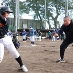 熱心にバッティングを指導する金村義明さん（右）＝西宮市上大市５、報徳学園