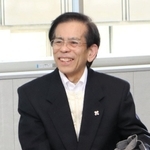 寄付する際に使ったマイバッグを手に、思いを語る古田喜久治さん＝２６日午前、伊丹市千僧１、伊丹市役所