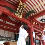 神社のほこりやよごれをササで払って掃除をする「すす払い」の様子＝西宮神社