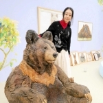 ヒグマのシュウ君を見つめる、はしもとみおさん＝尼崎市西長洲町２
