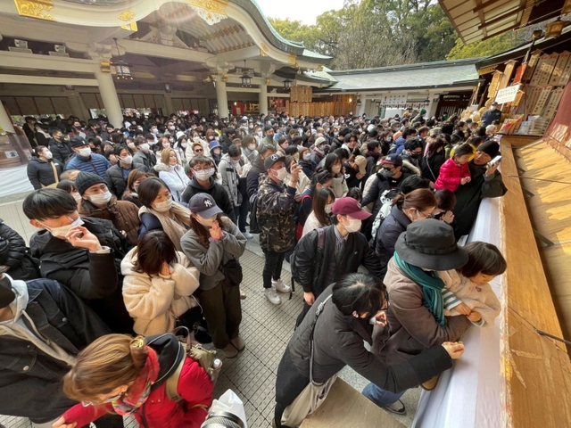多くの人が訪れ初詣の参拝をした西宮神社の本殿＝西宮市社家町、西宮神社