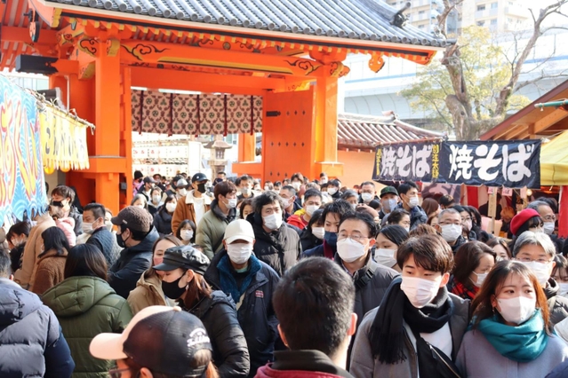 多くの人が初詣に訪れ混雑する西宮神社の赤門＝西宮市社家町、西宮神社