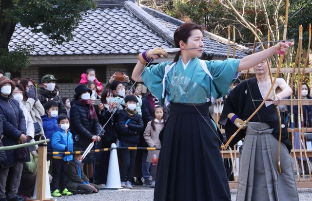 神事を見守る参拝客＝西宮市大社町、広田神社