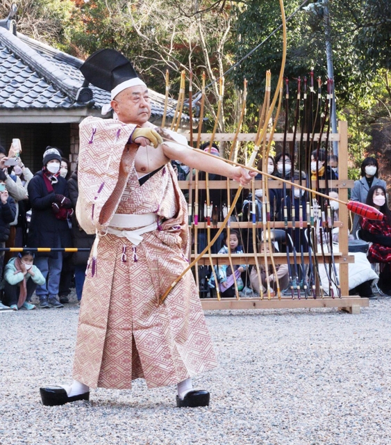 鏑矢を弓につがえて的を見る男性＝西宮市大社町、広田神社
