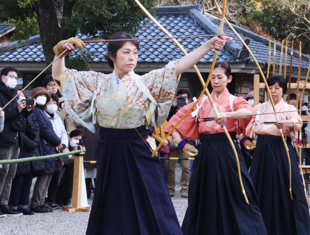 弓を引き絞る西宮弓道協会員ら＝西宮市大社町、広田神社