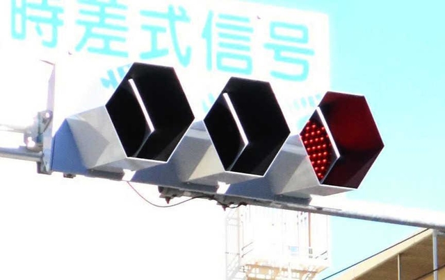 六角形の枠で覆われた不思議な信号＝尼崎市杭瀬本町１