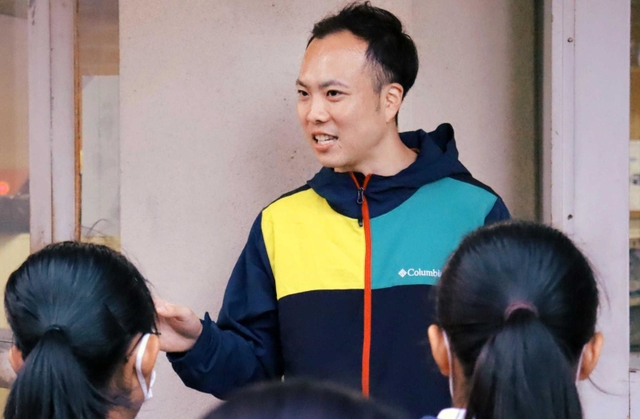 指導する佐藤玄主さん＝武庫東中学校