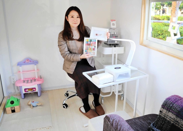 移動式ネイルサロンをオープンする峯田さん。店内には子どもが遊べるスペースも＝川西市中央町