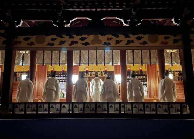 記者も入れない本殿で行われた十日えびす大祭＝１０日午前（西宮神社提供）