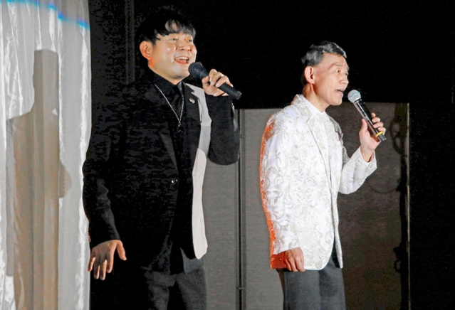 渥美二郎さん（右）と新曲「永遠鉄道」をデュエットするＴＯＵＭＡさん＝神戸市中央区