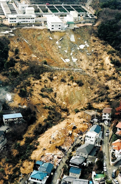 西宮市・仁川では幅約１００メートル、深さ約１５メートルにわたって斜面が崩れ、３４人が犠牲になった＝西宮市仁川百合野町、仁川６周辺、１９９５年１月１８日