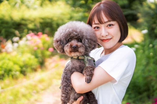 愛犬を抱く松浦雅さん（ｏｆｆｉｃｅ　ｉ-ｎｅ提供）