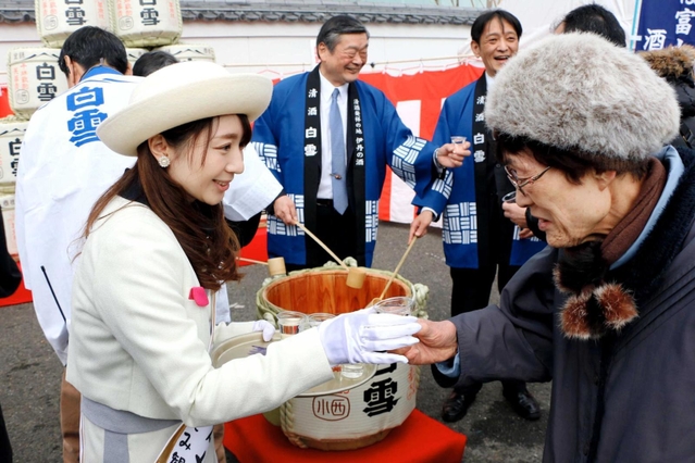 振る舞い酒が人気の「白雪蔵まつり」＝２０１９年２月