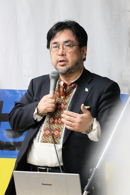 ウクライナの現状を話す日本ウクライナ文化交流協会の小野元裕会長＝西宮市上大市５