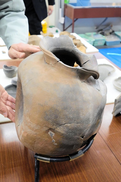 朝鮮半島で作られた陶質土器。現在の韓国南西部で焼成されたとみられる。くぼみやゆがみ、縄目の模様がある＝西宮市津門大塚町、津門大塚町遺跡