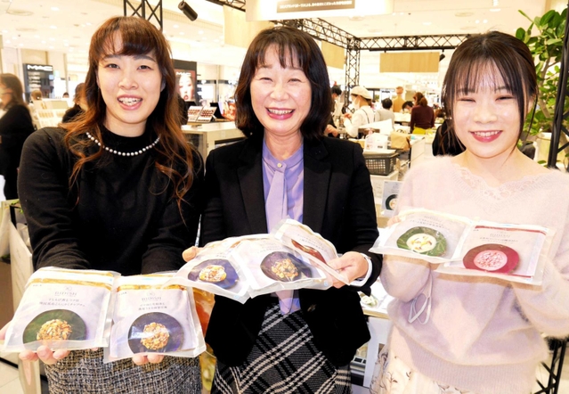 ポーラの冷凍総菜を監修した神戸女学院大の大学院生ら＝神戸市中央区明石町、大丸神戸店