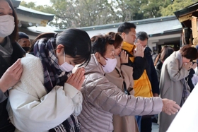 多くの人が初詣に訪れ混雑する西宮神社の本殿＝西宮市社家町、西宮神社