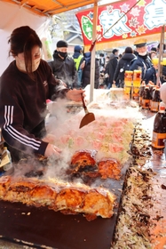 多くの人が初詣に訪れた西宮神社前の参道に出た屋台＝西宮市社家町、西宮神社