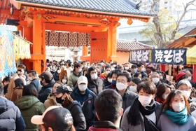 多くの人が初詣に訪れ混雑する西宮神社の赤門＝西宮市社家町、西宮神社