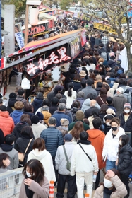 ３年ぶりに屋台が再開し初詣に訪れた多くの人で混雑する参道＝西宮市社家町、西宮神社