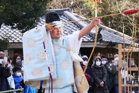 鏑矢を射る西井璋宮司＝西宮市大社町、広田神社