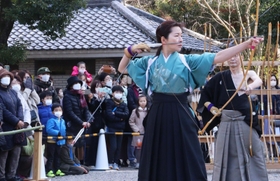 神事を見守る参拝客＝西宮市大社町、広田神社