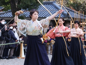 弓を引き絞る西宮弓道協会員ら＝西宮市大社町、広田神社