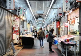 昭和のノスタルジーを感じさせる杭瀬中市場＝尼崎市杭瀬本町１
